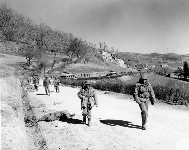 (Uomini della 10th Mountain Division lungo la strada tra Canevaccia e Iola)