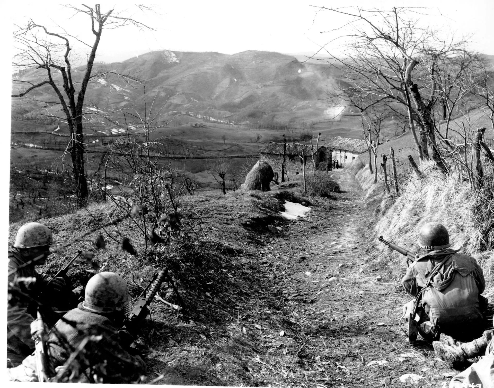 (Uomini dell'87th Reggimento della 10th Mountain Division nei pressi di Casa Campolungo a Castel d'Aiano)